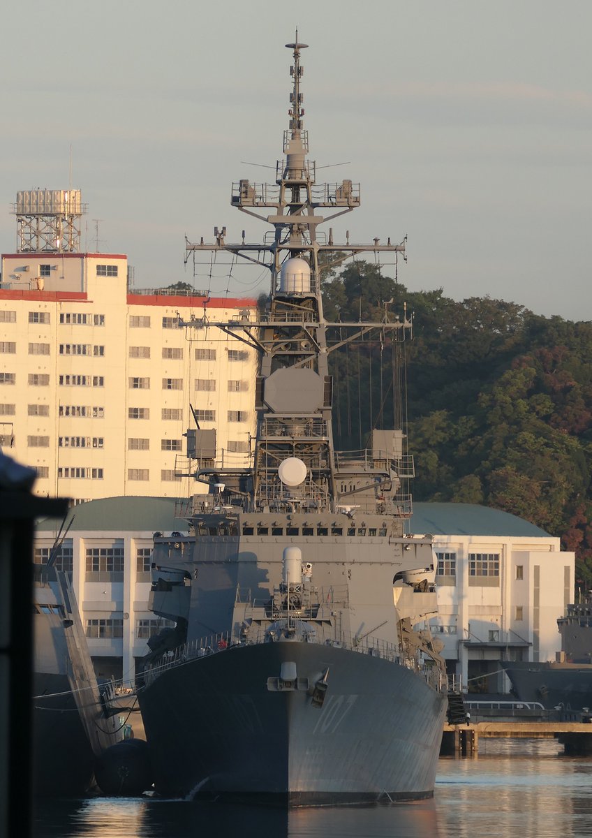 naowata2011's tweet photo. 逸見H1E岸壁⚓️
#いかづち
#Ikazuchi
#DD107
#護衛艦
#突然正面系貼ってみる
#縦撮りの美学 https://t.co/8apuF8kGSj
