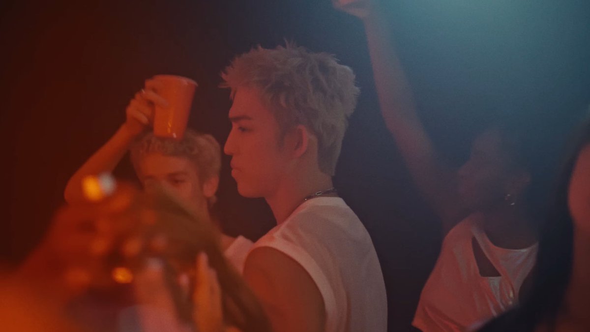 sounds_of_cheol's tweet photo. EVERY PRETTY WOMAN'S EYES ARE ON THEM https://t.co/oTvWeyaUjZ