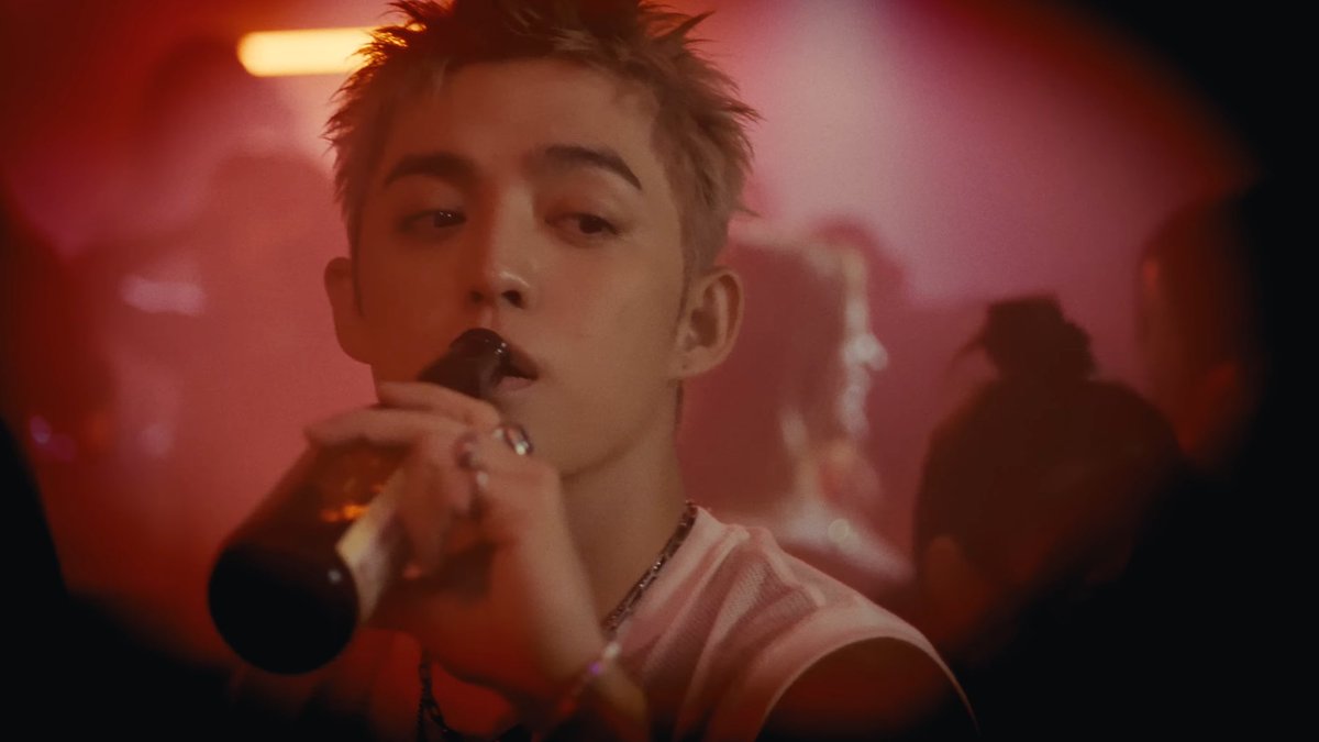 sounds_of_cheol's tweet photo. EVERY PRETTY WOMAN'S EYES ARE ON THEM https://t.co/oTvWeyaUjZ