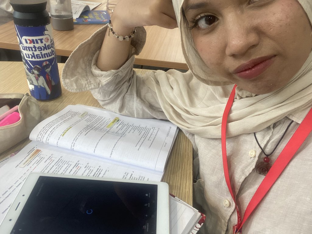 almonoopy's tweet image. pro___oggres #O2 🤓✋🏻🏷️🐈⭐️
hari iNieee pindah belajar ke perpus (karena wifi rumah mati 😭)— mulai evaluasi to mipy kemaren sTART DaRI pBM 🌀___🌀 #PUSING. doain evaluasi aku WoRth iT hM….. (gak jago review TO) 😺✌🏻🧍🏻‍♀️.. bONUS POTRET USER ALMONOOPY PUSING BERATLOLLWKAKALA
