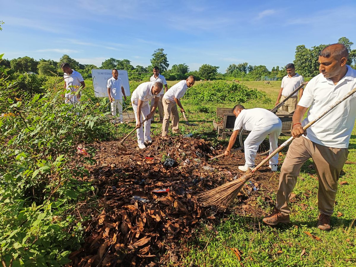 आज उप महानिरीक्षक, क्षेत्रक मुख्यालय, स.सी.बल, रंगिया के नेतृत्व में सभी कार्मिको के द्वारा स्वच्छता ही सेवा अभियान-2025  के तहत क्षेत्रक मुख्यालय के परिसर में  साफ-सफाई किया गया I <a href="/SwachhBharatGov/">Swachh Bharat Urban</a> <a href="/swachhbharat/">Swachh Bharat Mission - Grameen</a> <a href="/MoHUA_India/">Ministry of Housing and Urban Affairs</a> <a href="/MoJSDDWS/">Department of Drinking Water & Sanitation (#DDWS)</a> #SHS2025