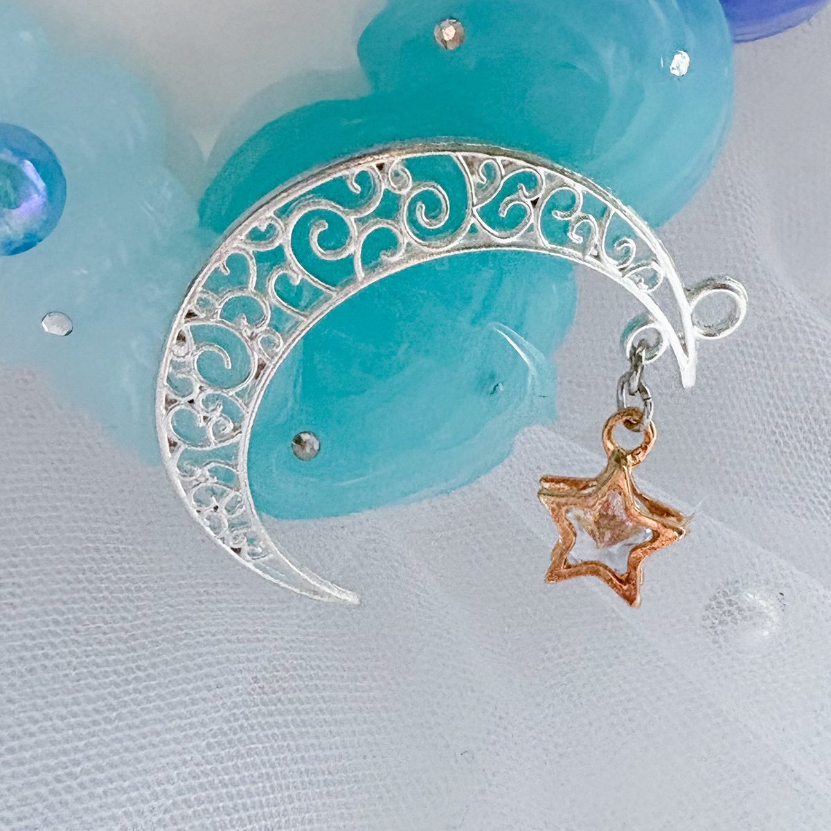 リピーター様から原神のラウマをイメージして
作って欲しいと依頼がきて
初フルオーダーでしたが
中々イメージ通りのトレカケースが
仕上がりましたꯁꯧ

せっかくなので原神好きな方にもと
思ってもう1つ製作したので
明日にでもminneやBOOTHに販売します！
 #ホイップデコ  #原神  #ラウマ  #推し活