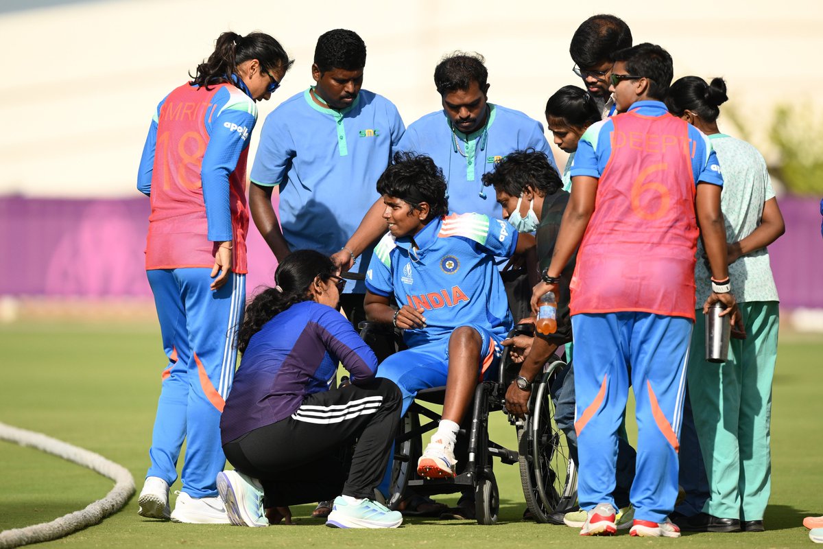 🚨 Injury scare for Arundhati Reddy just a few days before India's World Cup opener. She was hit on the left knee during the practice match

#CricketTwitter #ICCWomensWorldCup
