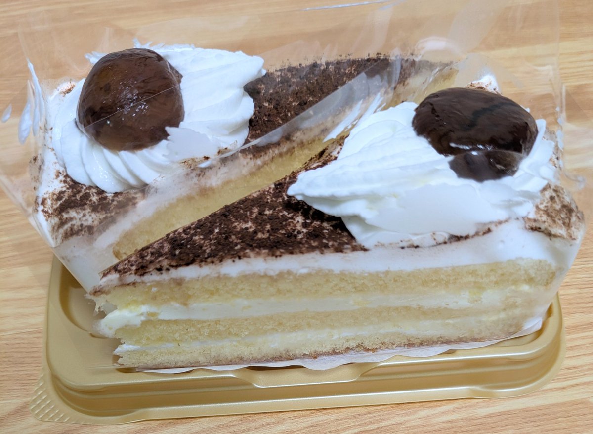 meal_log_'s tweet image. 今夜のコンビニ通い、ファミマルSweetsの『ごろっと栗のケーキ』を購入🌰🍰
これぞ、秋のスイーツ！
ショートケーキのてっぺんに栗が乗ってる♪
#ファミマルSweets 
#栗 
#秋の味覚 
#ごろっと栗のケーキ 
#ケーキ