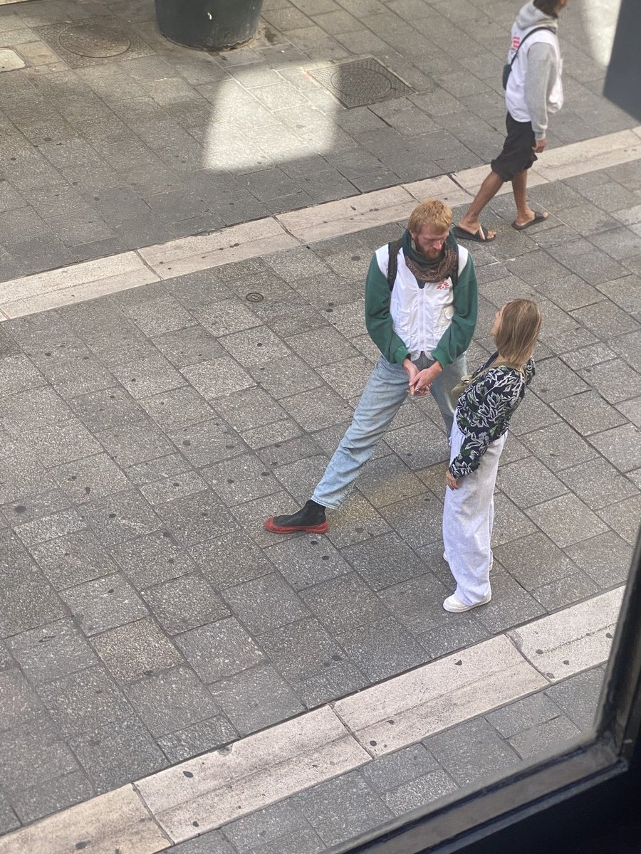 Cidden çoğu kişi konuşurken çok farklı şekillere giriyor.
Örnek;