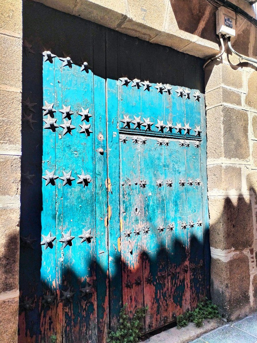 Me hallo enamorada de esta puerta abandonada.
También está cerquita de la librería, por si hay algún ser extraño por la zona que también se enamore de puertas... 😬