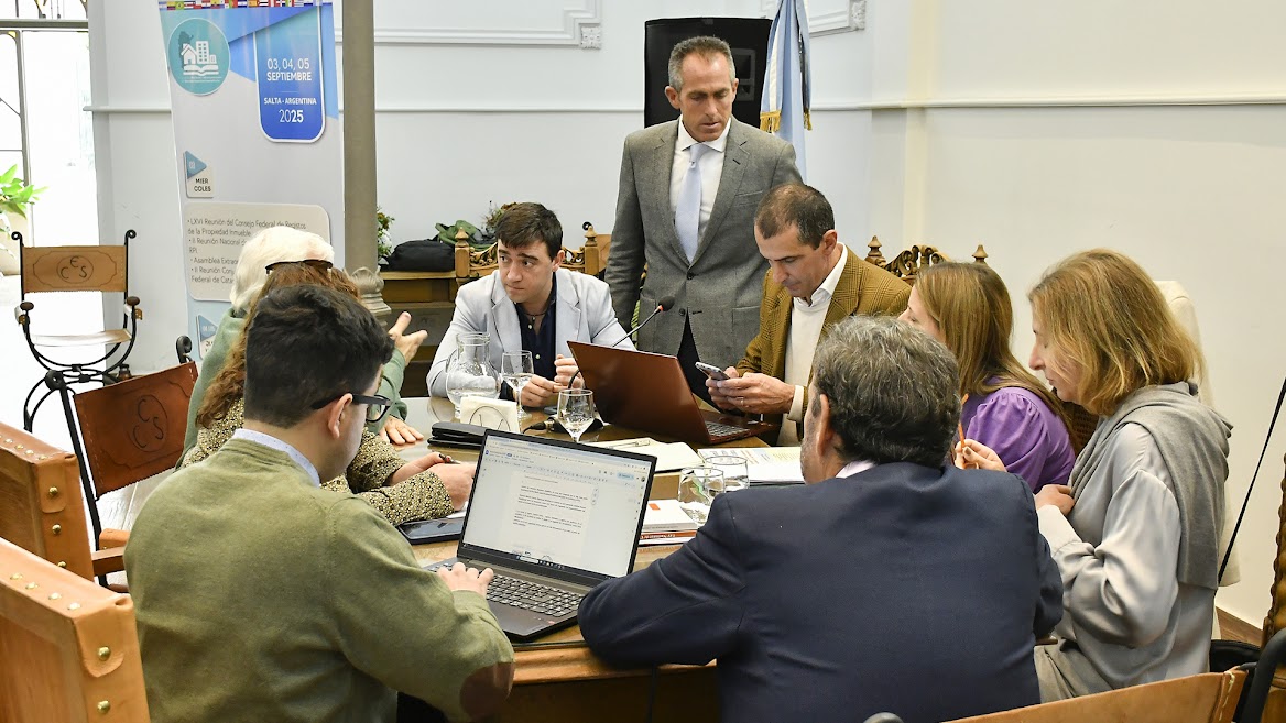 #Salta ocupa cargos directivos en el Consejo Federal de Registros y en el Consejo Federal del Catastro. El director general de Inmuebles, Luis Cornejo Revilla, representa a la Provincia en ambos organismos.
👉tinyurl.com/2y9zrmt6

#GobiernoPresente