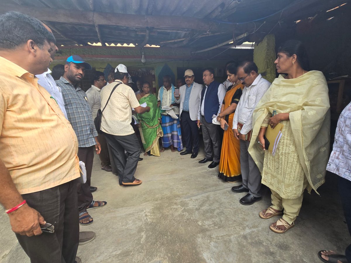 ಕರ್ನಾಟಕ ರಾಜ್ಯ ಹಿಂದುಳಿದ ವರ್ಗಗಳ  ಸಾಮಾಜಿಕ ಮತ್ತು ಶೈಕ್ಷಣಿಕ ಸಮೀಕ್ಷೆ ಸಂಬಂಧ ಮುಳಬಾಗಿಲು ತಾಲ್ಲೂಕು ಅವಣಿ ಹೋಬಳಿ ವ್ಯಾಪ್ತಿಯ ಗ್ರಾಮಗಳಲ್ಲಿ ಮನೆಗಳಿಗೆ ತೆರಳಿ ಸಮೀಕ್ಷೆ ಕಾರ್ಯವೈಖರಿ ಬಗ್ಗೆ ಪರಿಶೀಲಿಸಲಾಯಿತು.  ಈ ಸಂದರ್ಭದಲ್ಲಿ ಮುಖ್ಯ ಕಾರ್ಯನಿರ್ವಹಣಾಧಿಕಾರಿಗಳು ಹಾಗೂ ಸಂಬಂಧಿತ ಇಲಾಖಾಧಿಕಾರಿಗಳು ಹಾಜರಿದ್ದರು.