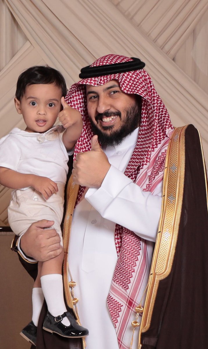 almojwel's tweet photo. أيا حفيدي هل أنا
جَدٌّ تداعبه المنى
إني رأيتك نجمة 
تعلوا على كلّ الدنا
ولقد رأيتك نخلة
رمزا لخير عطائنا
وكما رأيتك نحلة 
في الحقل مرّت من هنا
سعد أخالك ضابطا
أو عالما متفنّنا
أو ماهرا ومهندسا
ومخطِّطا متمكنا 
فلك المحبة أُشعلت
من دارنا وديارنا
من ثرمداء تحققت
فالقاع موطن عزّنا
وبذات غسل أينعت
فثمارها سيقت لنا
والوشم ضاعف حبّه
شقراء عاصمة المنى