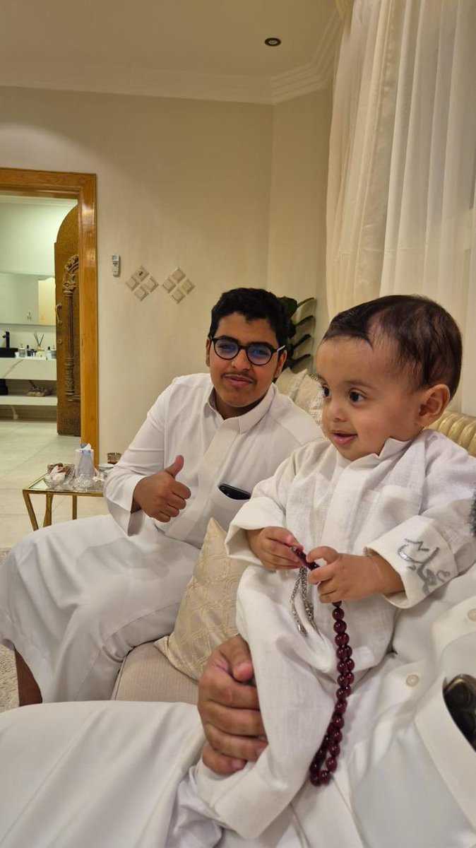 almojwel's tweet photo. أيا حفيدي هل أنا
جَدٌّ تداعبه المنى
إني رأيتك نجمة 
تعلوا على كلّ الدنا
ولقد رأيتك نخلة
رمزا لخير عطائنا
وكما رأيتك نحلة 
في الحقل مرّت من هنا
سعد أخالك ضابطا
أو عالما متفنّنا
أو ماهرا ومهندسا
ومخطِّطا متمكنا 
فلك المحبة أُشعلت
من دارنا وديارنا
من ثرمداء تحققت
فالقاع موطن عزّنا
وبذات غسل أينعت
فثمارها سيقت لنا
والوشم ضاعف حبّه
شقراء عاصمة المنى