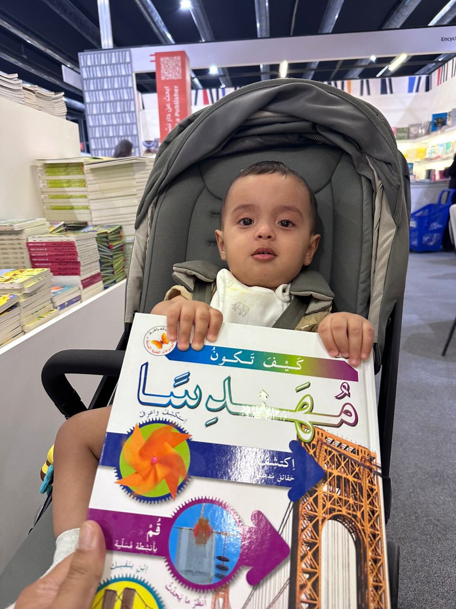 almojwel's tweet photo. أيا حفيدي هل أنا
جَدٌّ تداعبه المنى
إني رأيتك نجمة 
تعلوا على كلّ الدنا
ولقد رأيتك نخلة
رمزا لخير عطائنا
وكما رأيتك نحلة 
في الحقل مرّت من هنا
سعد أخالك ضابطا
أو عالما متفنّنا
أو ماهرا ومهندسا
ومخطِّطا متمكنا 
فلك المحبة أُشعلت
من دارنا وديارنا
من ثرمداء تحققت
فالقاع موطن عزّنا
وبذات غسل أينعت
فثمارها سيقت لنا
والوشم ضاعف حبّه
شقراء عاصمة المنى