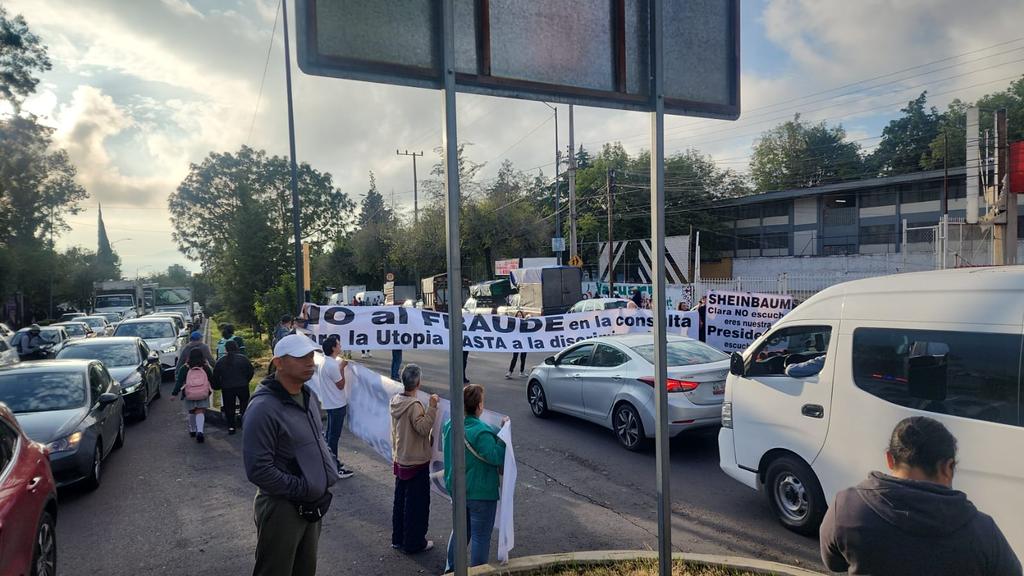 #ÚLTIMAHORA 🔴 | Manifestantes bloquean Calzada Las Águilas y Rómulo O'Farril en <a href="/AlcaldiaAO/">Alcaldía Álvaro Obregón</a> en la #CDMX. ⚠️

🤳 #C5 | #87Punto3 📻🚩