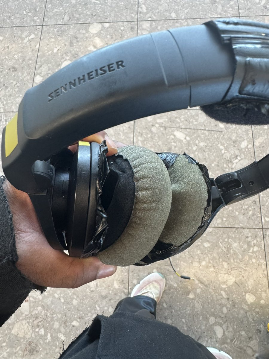 mattbworld's tweet photo. @Sennheiser you got to do better. I’ve had these headphones for all but 2 years. There’s no way they should look like this so fast 🤦🏽‍♂️😭 https://t.co/WC1Rl7I0zz