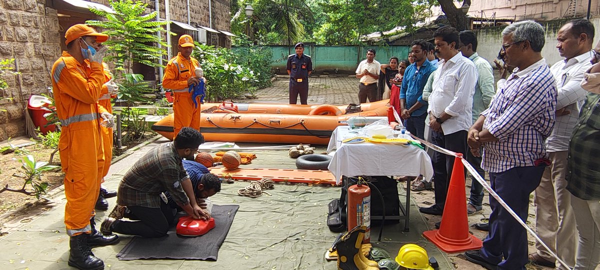 10NDRF's tweet photo. "Focusing on enhancing coordination and response protocols.!
🔶10th BN NDRF conducted lecture cum demonstration to district level officers in APHRDI, Regional centre, Visakhapatnam-dist,(AP).
#APHRDI #NDRF
Total 30 officials benefited.
@NDRFHQ
@ANI
@pibvijayawada
@APHRDI1328565 https://t.co/40Ytp4N9Ul