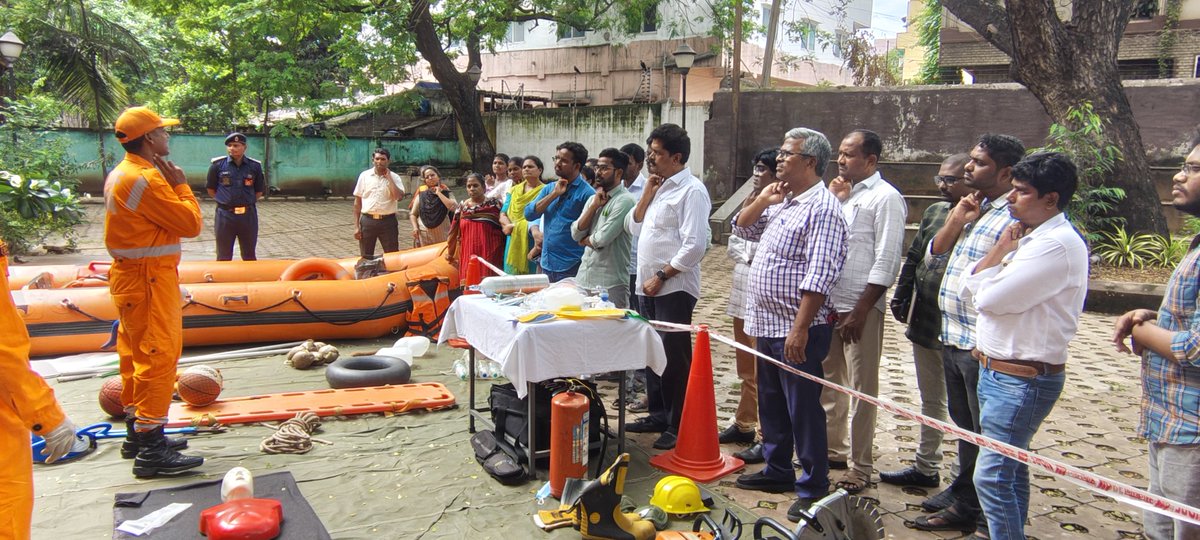 10NDRF's tweet photo. "Focusing on enhancing coordination and response protocols.!
🔶10th BN NDRF conducted lecture cum demonstration to district level officers in APHRDI, Regional centre, Visakhapatnam-dist,(AP).
#APHRDI #NDRF
Total 30 officials benefited.
@NDRFHQ
@ANI
@pibvijayawada
@APHRDI1328565 https://t.co/40Ytp4N9Ul
