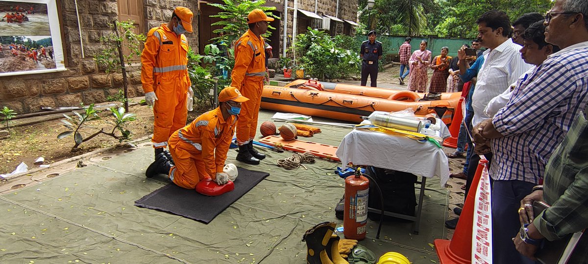 10NDRF's tweet photo. "Focusing on enhancing coordination and response protocols.!
🔶10th BN NDRF conducted lecture cum demonstration to district level officers in APHRDI, Regional centre, Visakhapatnam-dist,(AP).
#APHRDI #NDRF
Total 30 officials benefited.
@NDRFHQ
@ANI
@pibvijayawada
@APHRDI1328565 https://t.co/40Ytp4N9Ul