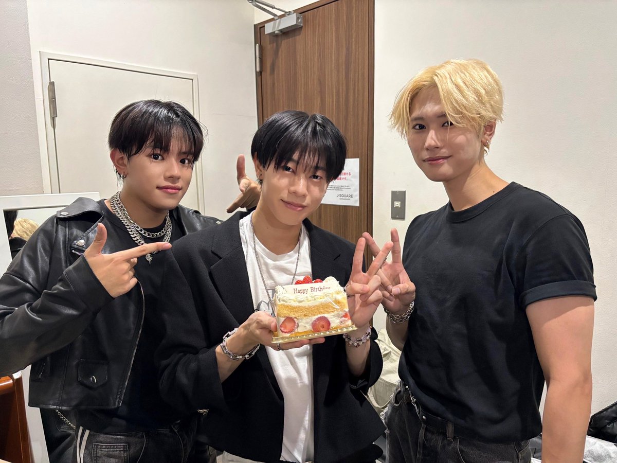 AstraPulse_'s tweet photo. 🌟『Astra Party vol.04』衣装ソロチェキ🌟
Astra Pulseメンバーソロチェキ1枚&ポストカードセット!
9月15日に開催された定期公演で着用した衣装のチェキになります❤️
チェキには宛名+直筆サイン+一言メッセージ入り🫶
9月27日21:00〜販売開始!
https://t.co/Wra2dZAelc
#AstraPulse #アスパル https://t.co/alxEOHf9uS