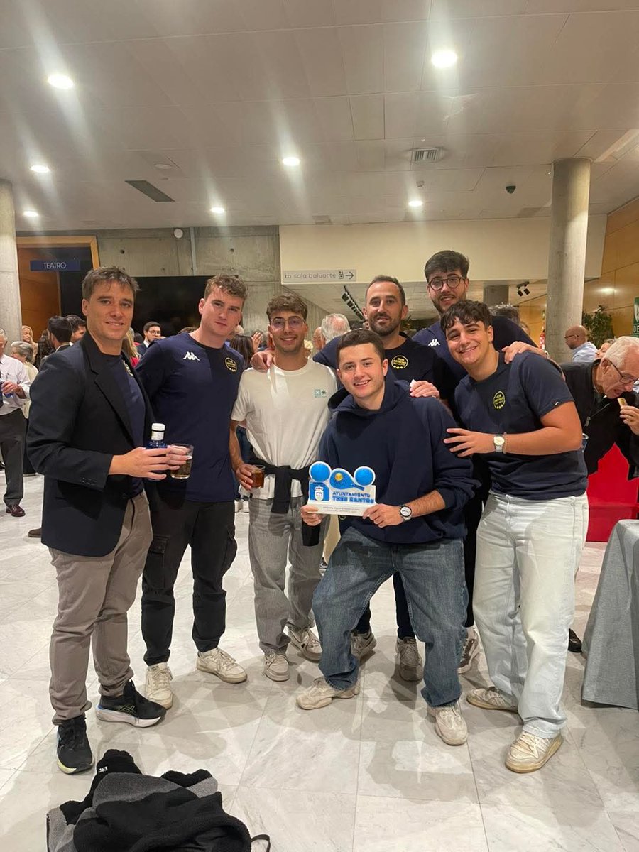 Gracias por el premio al Ayuntamiento de Tres Cantos de mejor equipo masculino del año 2025. Es un orgullo recibir este premio y seguimos trabajando para recibir más. Muchas gracias.

<a href="/ayto3cantos/">Ayuntamiento Tres Cantos</a> <a href="/3cantosdeportes/">Concejalía Deportes</a>