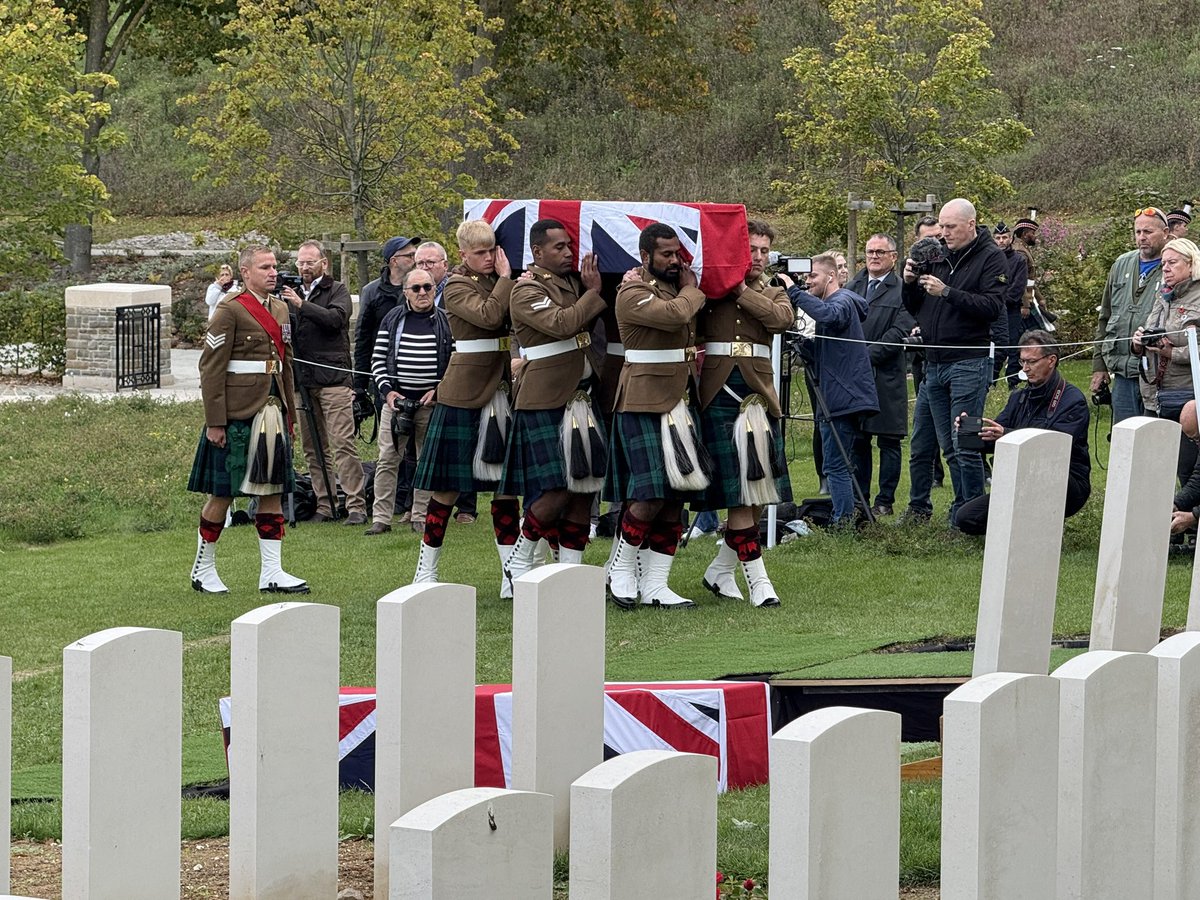 andrewthornto20's tweet image. A privilege to conclude the Loos 110 Anniversary tour with attendance at the burial service for eight Scottish soldiers killed OTD 1915 @CWGC