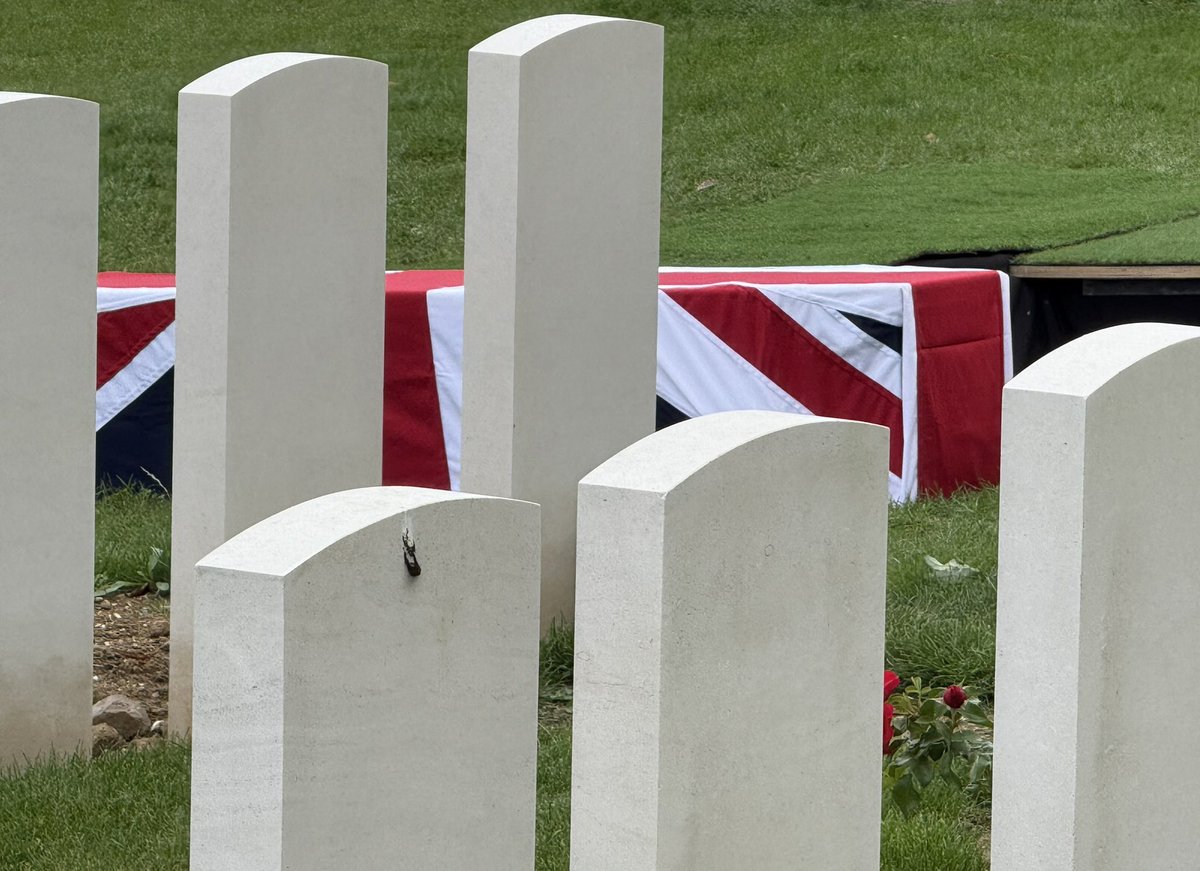 andrewthornto20's tweet image. A privilege to conclude the Loos 110 Anniversary tour with attendance at the burial service for eight Scottish soldiers killed OTD 1915 @CWGC