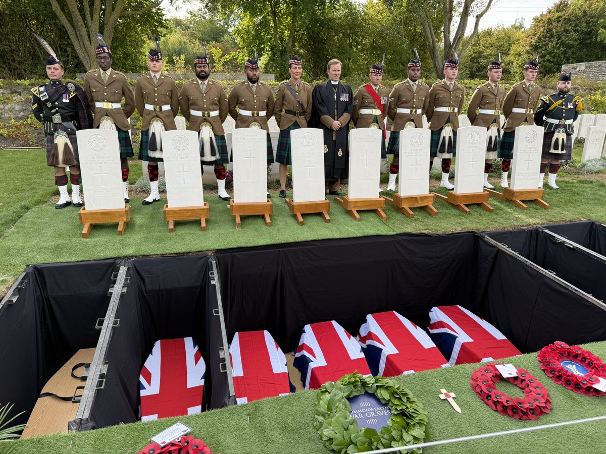andrewthornto20's tweet image. A privilege to conclude the Loos 110 Anniversary tour with attendance at the burial service for eight Scottish soldiers killed OTD 1915 @CWGC