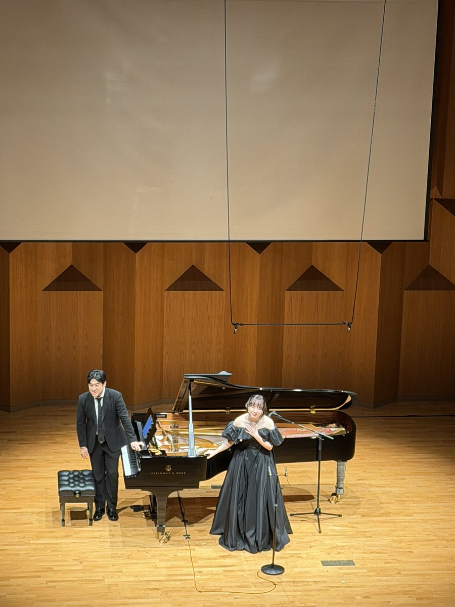 끌리는 목소리가 있다. 윤학준의 ‘마중’이나 이원주의 ‘이화우’를 가장 잘 부르는 소프라노는 이해원이라고 생각한다. 몇 년전 성수동 지하 작은 공연장에서의 가슴을 먹먹하게 했던 소리를 기억하는데, 오늘도 그랬다. 어제에 이어, 슈만으로 시작했다. 

아름다운 가을밤이다.
