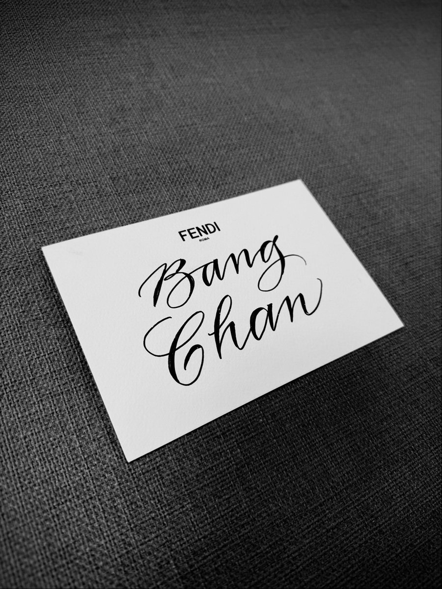 gnabnahc97chris's tweet photo. Bang Chan changed his name, profile picture and background on bubble and he removed his status 😭 https://t.co/ktHyCAV9OE