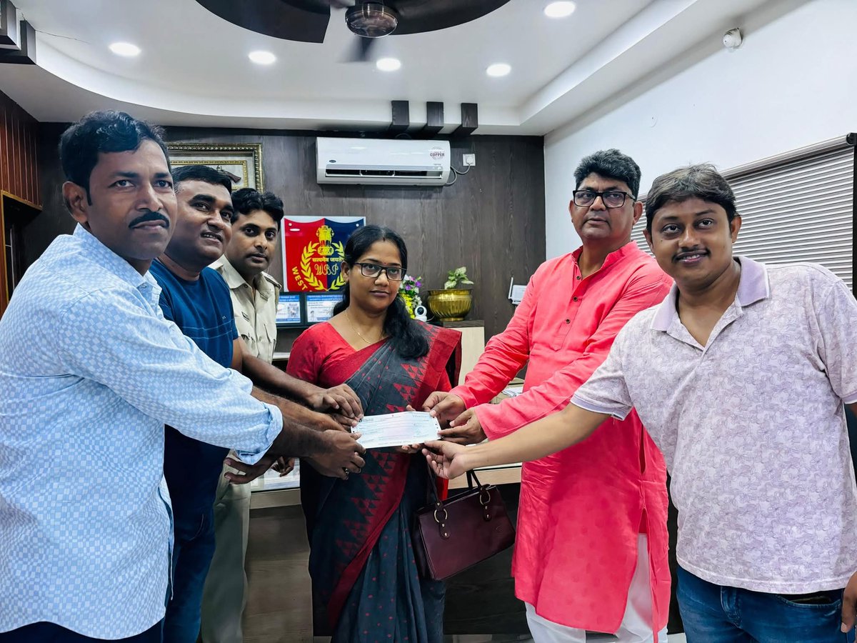 Amirulislam0072's tweet image. সামশেরগঞ্জ থানা থেকে কয়েকটি ক্লাব কে ১১০,০০০ টাকা করে চেক বিতরণ করা হলো।
@abhishekaitc @RitabrataBanerj
#samserganjassembly
#DurgaPuja2025 #UnityInCelebration #jangipurpolicedistrict #samserganjpolice