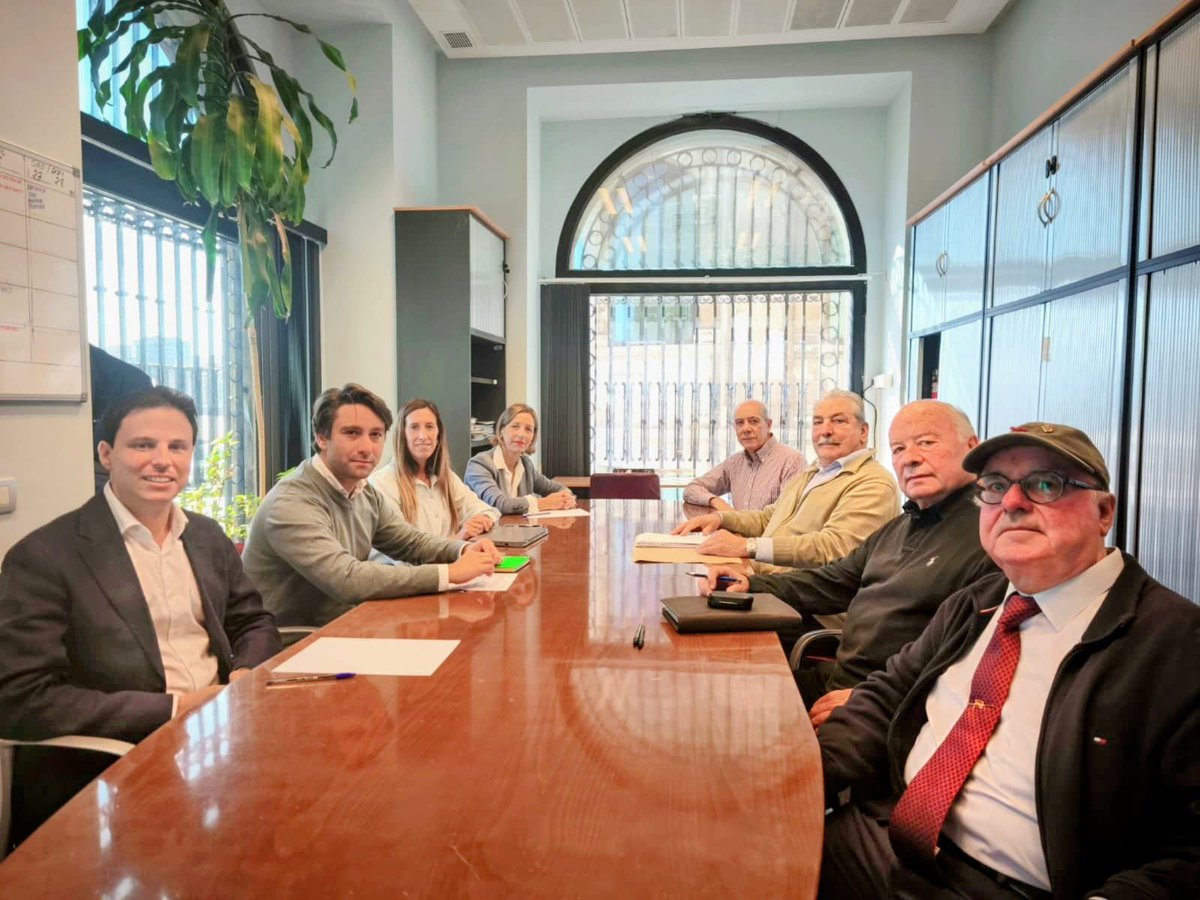 🔵 El Grupo Municipal junto a parte de la directiva de la Junta Local, encabezados por la vicealcaldesa <a href="/AngelaPumariega/">Angela Pumariega</a> y el presidente <a href="/aruiz_88/">Andrés Ruiz</a> , se han reunido con antiguos alumnos de la Universidad Laboral para reforzar la candidatura a Patrimonio Mundial de la UNESCO.