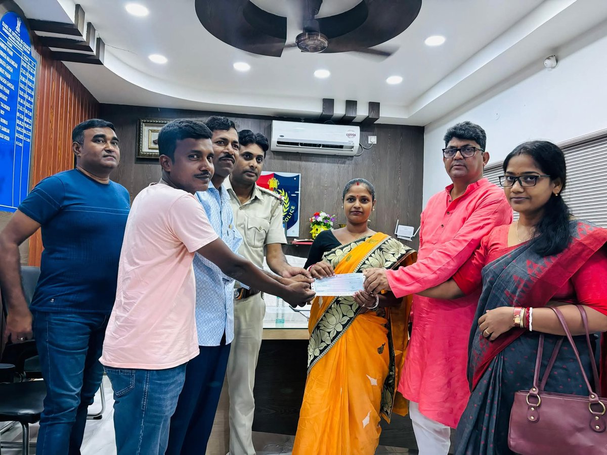 Amirulislam0072's tweet image. সামশেরগঞ্জ থানা থেকে কয়েকটি ক্লাব কে ১১০,০০০ টাকা করে চেক বিতরণ করা হলো।
@abhishekaitc @RitabrataBanerj
#samserganjassembly
#DurgaPuja2025 #UnityInCelebration #jangipurpolicedistrict #samserganjpolice