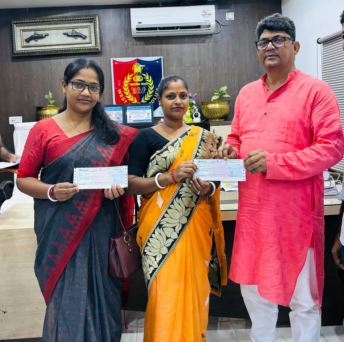 Amirulislam0072's tweet image. সামশেরগঞ্জ থানা থেকে কয়েকটি ক্লাব কে ১১০,০০০ টাকা করে চেক বিতরণ করা হলো।
@abhishekaitc @RitabrataBanerj
#samserganjassembly
#DurgaPuja2025 #UnityInCelebration #jangipurpolicedistrict #samserganjpolice