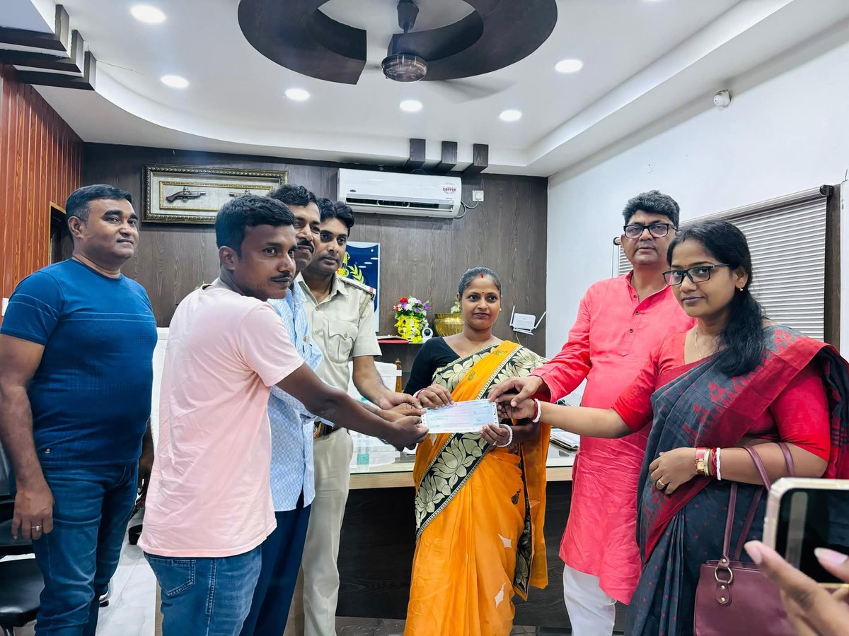 Amirulislam0072's tweet image. সামশেরগঞ্জ থানা থেকে কয়েকটি ক্লাব কে ১১০,০০০ টাকা করে চেক বিতরণ করা হলো।
@abhishekaitc @RitabrataBanerj
#samserganjassembly
#DurgaPuja2025 #UnityInCelebration #jangipurpolicedistrict #samserganjpolice