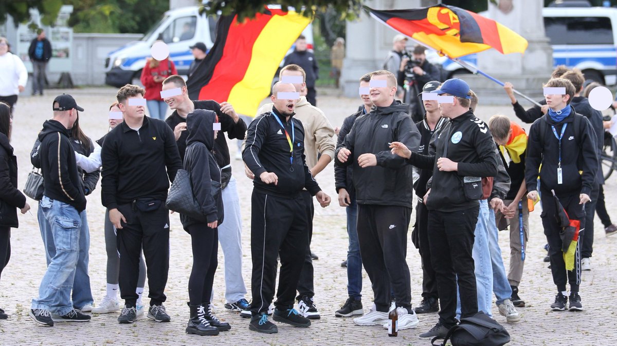 AIB (@antifainfoblatt) on Twitter photo Radikale Normalität
Das offene Auftreten als Neonazi wird zunehmend wieder Teil einer selbstbewussten Jugendkultur mit hegemonialem Anspruch.
➔ t1p.de/xh3p0
Text: Antifaschistische Recherche Chemnitz
Fotos: <a href="/Pressefuchs_Brb/">Pressefuchs</a> Radikale Normalität
Das offene Auftreten als Neonazi wird zunehmend wieder Teil einer selbstbewussten Jugendkultur mit hegemonialem Anspruch.
➔ t1p.de/xh3p0
Text: Antifaschistische Recherche Chemnitz
Fotos: <a href="/Pressefuchs_Brb/">Pressefuchs</a>