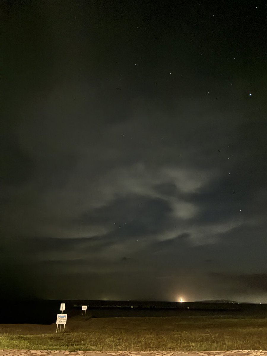 最近発見しましたナイトスポット。
夜の海、波音を聞きながら競馬予想してます。サイコー笑