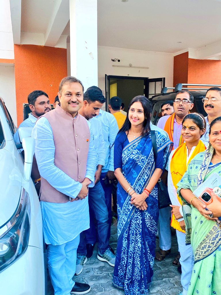 Awanish_Singh's tweet photo. आज रायबरेली जनपद स्थित भारतीय जनता पार्टी कार्यालय में रायबरेली की लोकप्रिय विधायिका श्रीमती @AditiSinghRBL जी से स्नातक निर्वाचन को लेकर विस्तृत चर्चा हुई।

यह संवाद संगठनात्मक मजबूती एवं आगामी निर्वाचन की रणनीति के लिए महत्वपूर्ण रहा।

#Raebareli #BJP4UP #GraduateElection #Organisation

@narendramodi @PMOIndia @JPNadda @AmitShah @sunilbansalbjp @myogiadityanath @Bhupendraupbjp @idharampalsingh @CMOfficeUP @BJP4India @BJP4UP