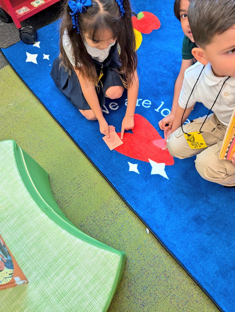 MsPatelLibrary's tweet image. Our library transformed into a math lab! First graders read "Round is a Tortilla", then became shape detectives! Working in teams to find shapes hidden in plain sight. They celebrated every discovery and the excitement was priceless!🔍 @CasaViewES @DISD_Libraries @baverticalteam