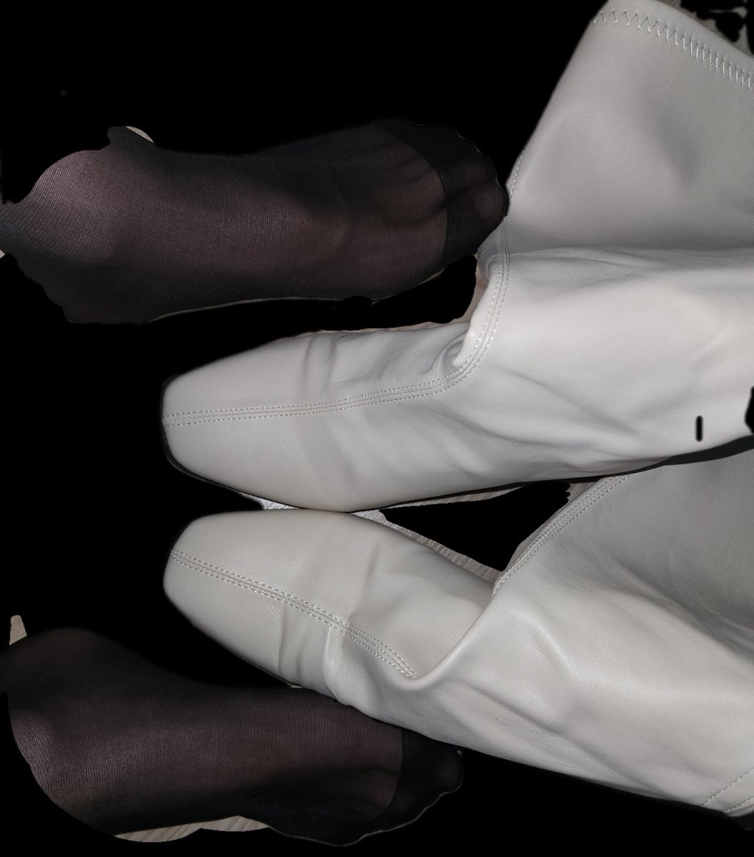 아직은 여름인가봐
좀 시원해진거 같아서 검스에 부츠신었더니 발이 땀으로 축축해져버려서 말리는 중...
#cd #여장 #보추 #스타킹 #부츠 #구닝