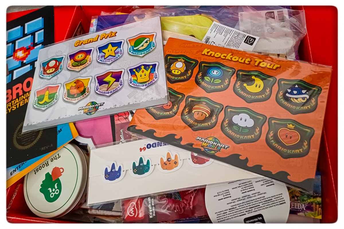 MisterKyleHyde's tweet image. Nintendo et ses envois toujours aussi supersonique. Hop, ca part dans la boîte à goodies ! #mynintendostore #mariokart #mariokartworld #nintendo #goodies #claquersespoints