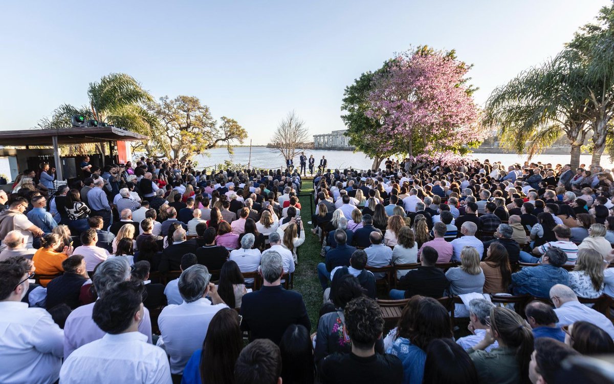 La Argentina que queremos es la que se construye con trabajo, con esfuerzo, con orden fiscal, si, pero con un Estado que no se desresponsabiliza, ni deja de invertir en infraestructura y desarrollo, como lo demuestra @MaxiPullaro en Santa Fe. 

@giselascaglia representa eso y es