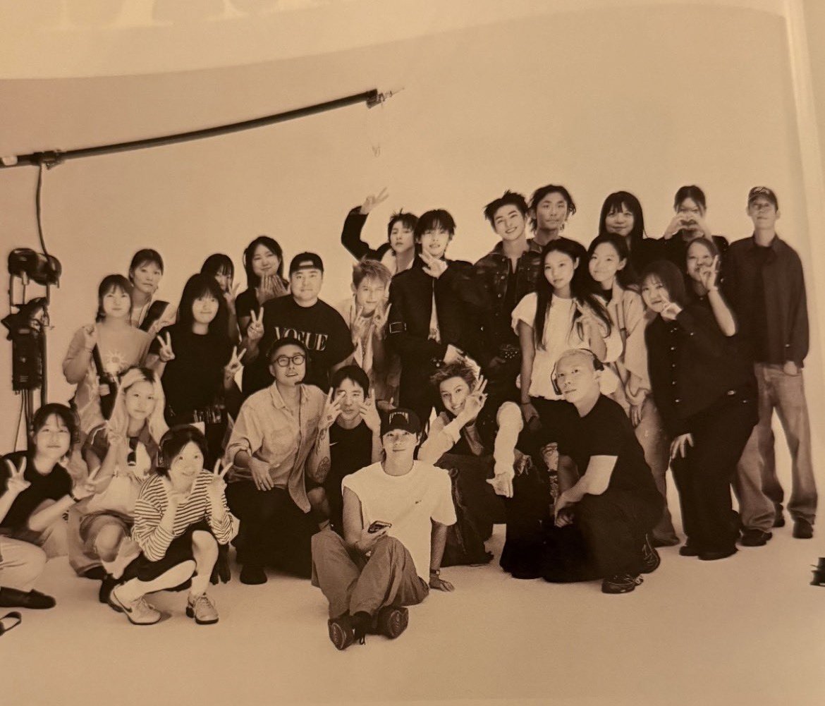 their closeness with the staff🥺 they took a photo together with the staff🤍
© eom_hyunyuni
#CORTIS #코르티스