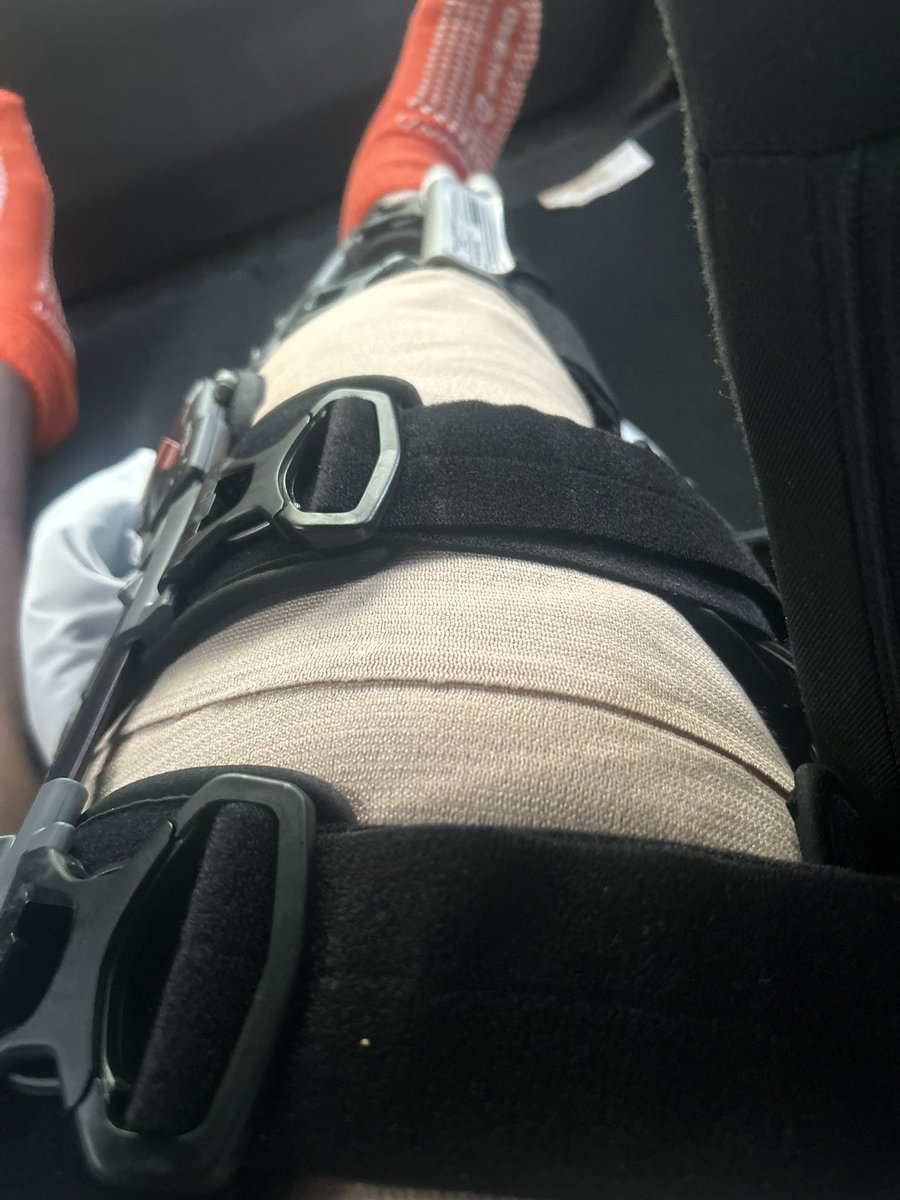 ElijahThomas27's tweet photo. Surgery was a success. Time to start my healing journey. Ima be back onnat field be y’all know it!! https://t.co/K5I8PgdFEF