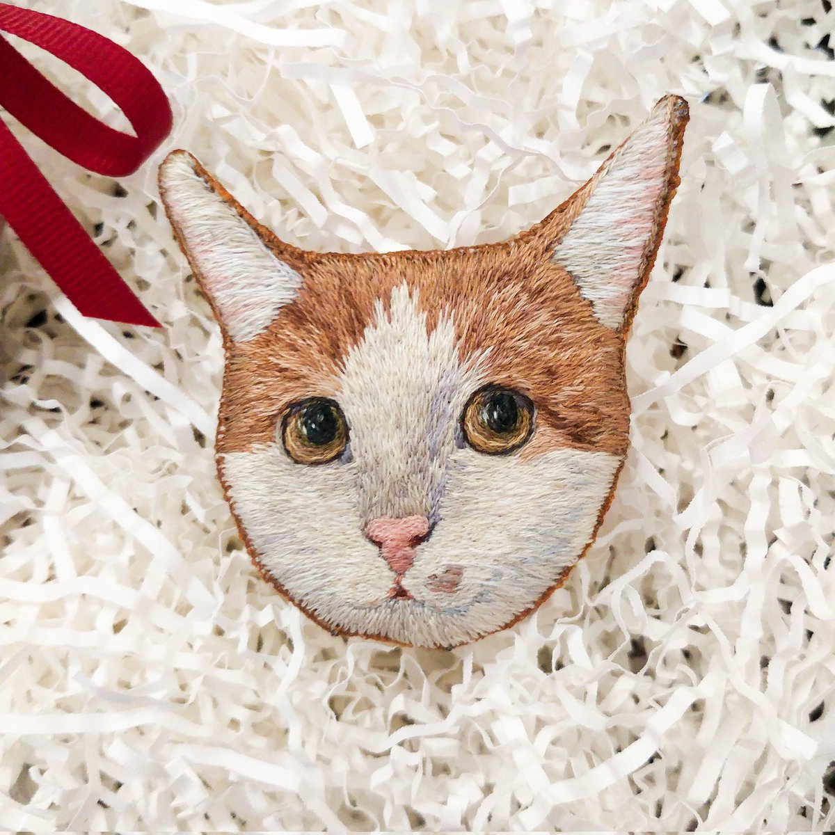 Чуваки и чувихи, очень давно у меня не было таких гастролей и наконец появилась возможность вышить парочку брошей с вашими патомцами с доставкой по РФ👀  приходите в личку, если вам надо