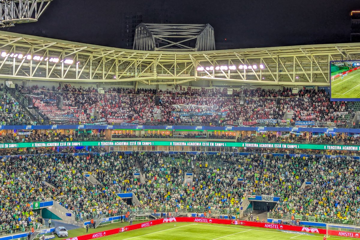 🌎🇧🇷Palmeiras 3-1 River Plate

Incredible pyro-fuelled reception of the team bus started an amazing night for Palmeiras, who celebrated qualifying for the Copa Libertadores semi-finals.

River brought 2 thousand away fans, many of them making the 2,200 km trip by bus.