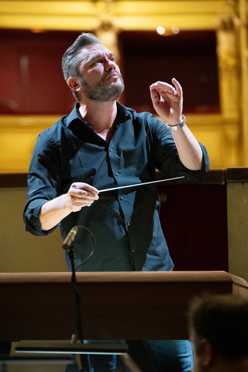 FEDELI D’AMORE di Giorgio Battistelli -SCENE LIRICHE per soli, coro e orchestra-PRIMA ASSOLUTA per GO! 2025 Nova Gorica Gorizia European Capital of Culture
SABATO 27 settembre ORE 17.30
Aeroporto di GORIZIA
Prove di regia con Simone Derai e prove musicali con il M° Enrico Calesso