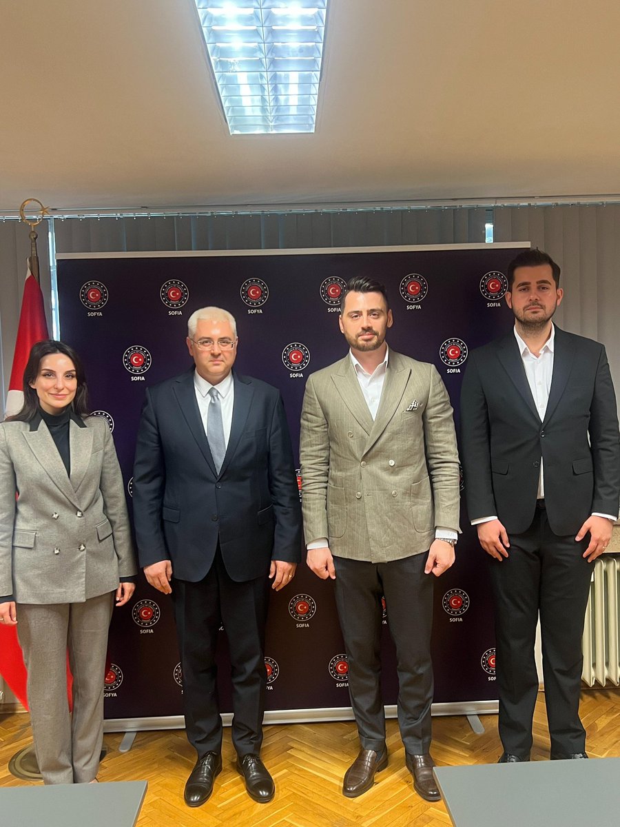 Yönetim Kurulu Üyemiz Ömer Faruk Çalışkan ve Genç Kızılay Başkanımız Utku İlhan, Bulgaristan Sofya Büyükelçimiz Mehmet Sait Uyanık’ı makamında ziyaret etti.

Gerçekleştirilen görüşmede insani yardım çalışmaları, gençlik faaliyetleri ve iki ülke arasındaki gönüllülük iş birlikleri