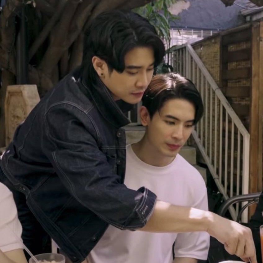 จริง ๆ ชอบหลายโมเม้นมาก แต่ที่สุดคือพี่สนจิ้มไก่ให้น้อง ตอนแรกเหมือนพี่มายเอาส้อมน้องยูโรไป ฮีจะจิ้มให้ แต่พี่สนบริการทุกระดับประทับใจเกิน อยู่ดี ๆ จิ้มไก่มาวางบนจานน้องยูโร พี่มายงง ยูโรงง คนดูงง สนยุกต์เก่งเกิน ตำแหน่งพระเมะเบอร์หนึ่งไม่ได้มาเล่น ๆ ป้าให้เลยล่ะ