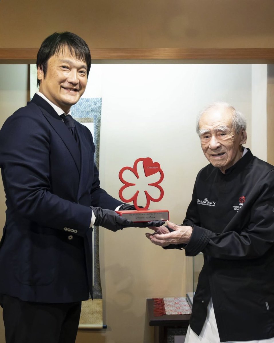 niziu_minko's tweet image. Westinでミシュランの授賞式🏅

スペシャルアワードは野田岩の金本さんに。
97歳の生きる伝説が焼き上げる鰻は均一で美しくまさに芸術🫧
#野田岩 #michelinguide