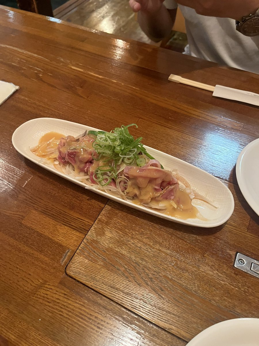 地鶏のたたきとビールの組み合わせがおいしいと思える大人になれました、しあわせ😚