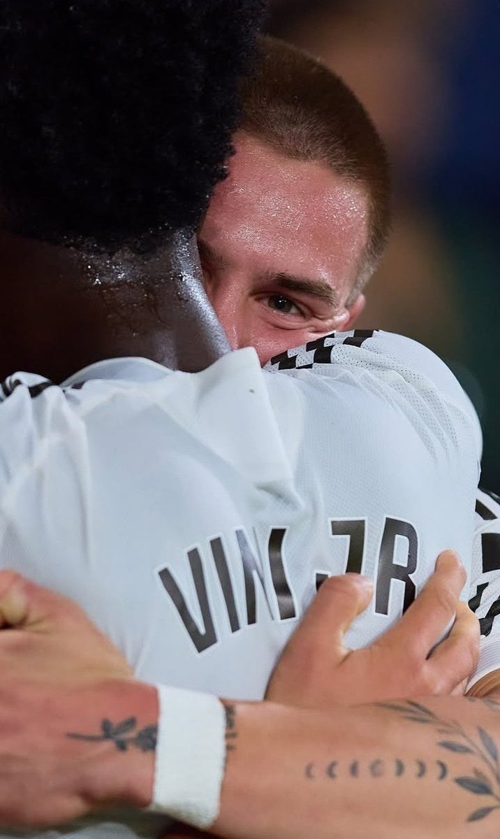 donde te abracen como Mastantuono a Vini, ahí es