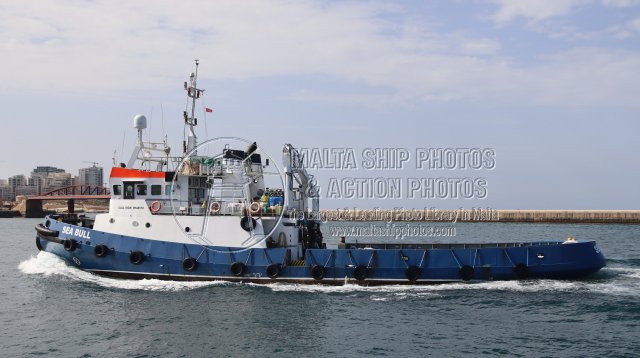 Shipguru's tweet photo. #britishbuilt and #localowned #tugboat #SEA_BULL #entering #grandharbourmalta - 09.09.2025 - https://t.co/nfgboxcB5B - NO PHOTOS can be used or manipulated without our permission @worldshipsoc @ShippingTV @ShippingMag @ShipsInPics @Rich_Ships @TUGSPOTTERS @TugboatPress https://t.co/JSmmG8itBI